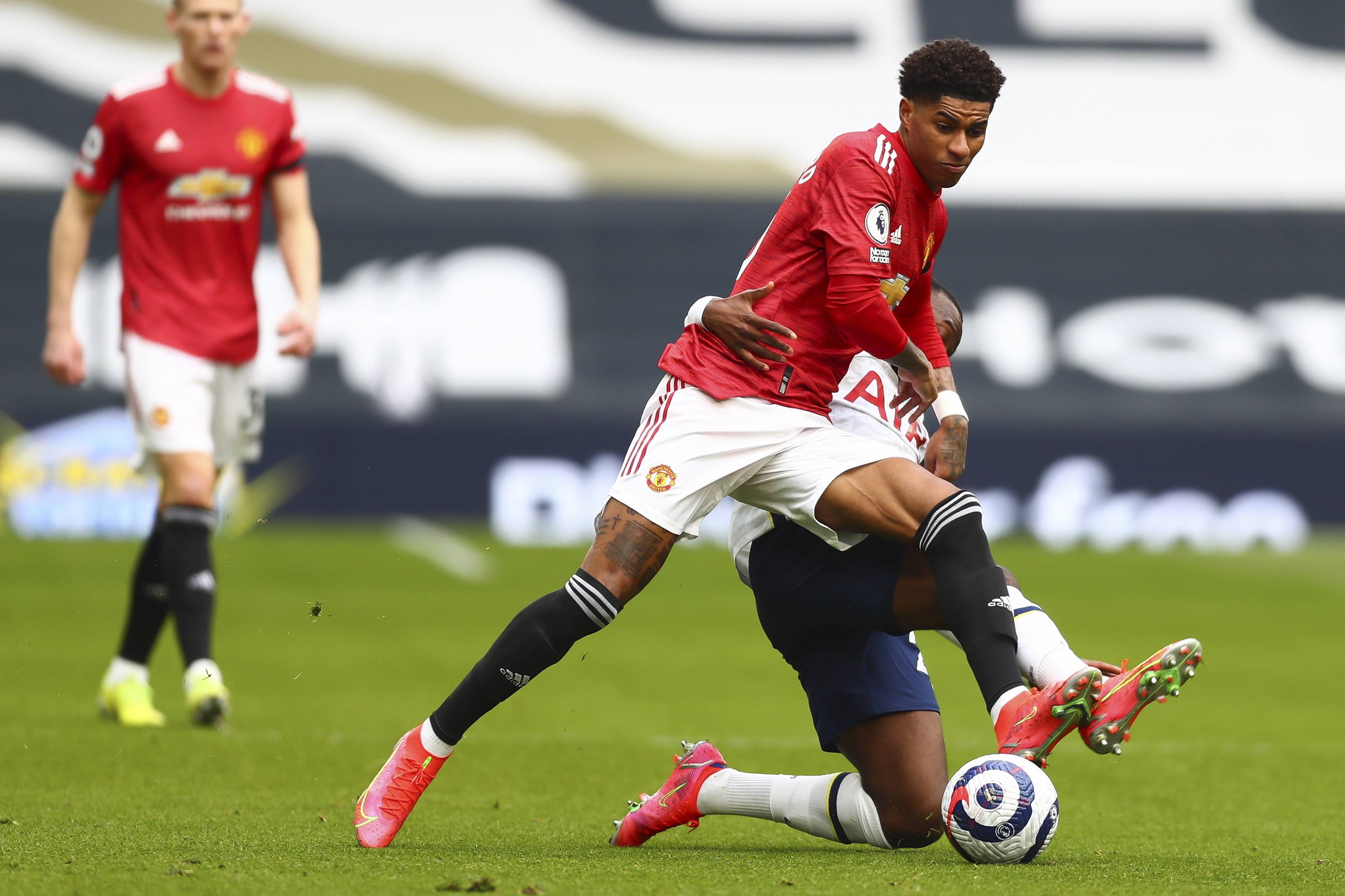 而布朗在防 而布朗在防